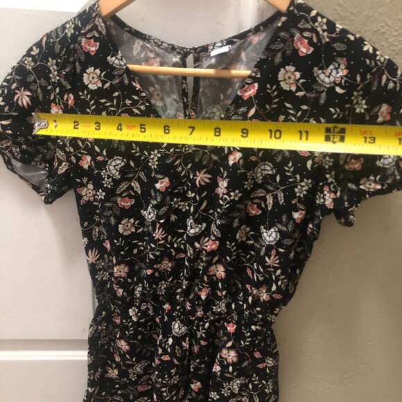 Old Navy Sz XS Black Floral Rayon Flutter Sleeve Open Back Romper w/ Pockets - Picture 5 of 9